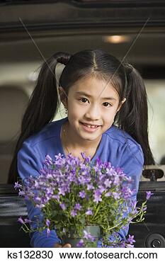 Arquivo de Fotografias - sorrindo,  menina, 
 flores. fotosearch 
- busca de fotos, 
imagens e clipart
