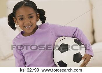Arquivo Fotográficos - sorrindo,  menina, 
 futebol,  bola. 
fotosearch - busca 
de fotos, imagens 
e clipart