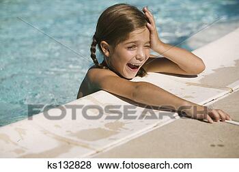 Banco de Imagem - sorrindo,  menina, 
 poolside. fotosearch 
- busca de fotos, 
imagens e clipart