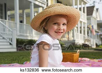 Banco de Imagem - sorrindo,  menina, 
 tendo,  piquenique. 
fotosearch - busca 
de fotos, imagens 
e clipart