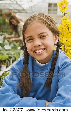 Foto - sorrindo,  menina. 
fotosearch - busca 
de fotos, imagens 
e clipart