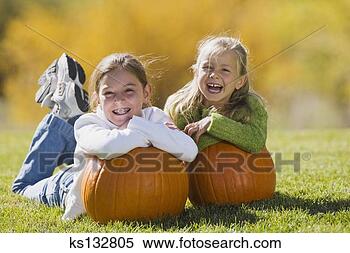 Banco de Imagem - sorrindo,  meninas, 
 abóboras. fotosearch 
- busca de fotos, 
imagens e clipart