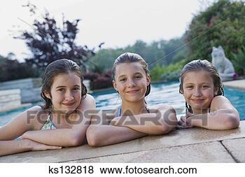 Banco de Imagem - sorrindo,  meninas, 
 natação. fotosearch 
- busca de fotos, 
imagens e clipart