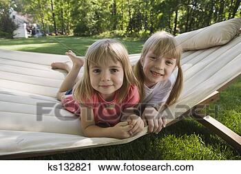 Arquivo de Fotografia - sorrindo,  meninas, 
 rede. fotosearch 
- busca de fotos, 
imagens e clipart