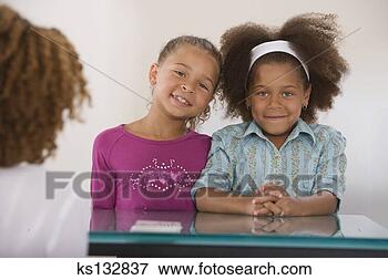 Foto - sorrindo,  meninas, 
 sentando,  junto. 
fotosearch - busca 
de fotos, imagens 
e clipart