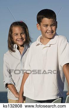 Banco de Imagem - sorrindo,  menino, 
 menina. fotosearch 
- busca de fotos, 
imagens e clipart