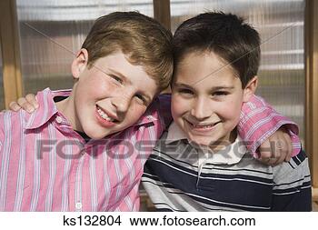 Banco de Imagem - sorrindo,  meninos, 
 abraçar. fotosearch 
- busca de fotos, 
imagens e clipart