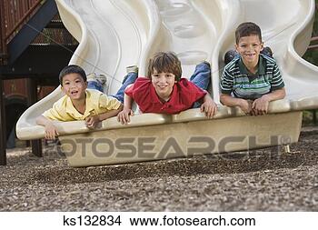 Banco de Imagem - sorrindo,  meninos, 
 escorregar. fotosearch 
- busca de fotos, 
imagens e clipart