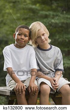 Arquivo de Fotografias - sorrindo,  meninos, 
 sentando,  junto. 
fotosearch - busca 
de fotos, imagens 
e clipart