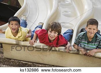 Banco de Imagem - meninos,  escorregar. 
fotosearch - busca 
de fotos, imagens 
e clipart