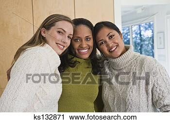 Arquivo de Fotografia - sorrindo,  amigos. 
fotosearch - busca 
de fotos, imagens 
e clipart