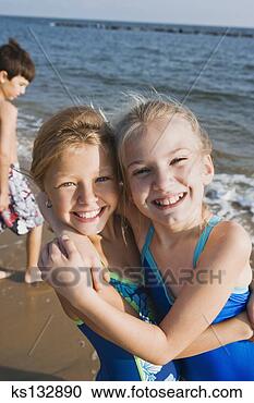 Arquivo de Fotografias - sorrindo,  meninas, 
 abraçando,  praia. 
fotosearch - busca 
de fotos, imagens 
e clipart