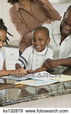 Arquivo Fotográficos - sorrindo,  menino, 
 leitura,  família. 
fotosearch - busca 
de fotos, imagens 
e clipart