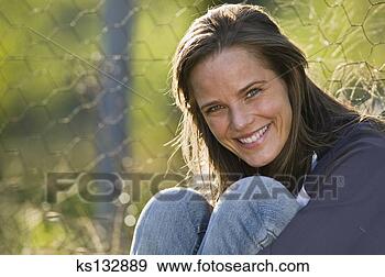 Arquivo Fotográficos - sorrindo,  mulher. 
fotosearch - busca 
de fotos, imagens 
e clipart