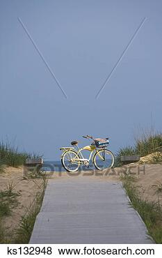 Banco de Imagem - bicicleta,  praia, 
 passagem. fotosearch 
- busca de fotos, 
imagens e clipart