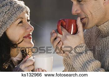 Banco de Imagem - conteúdo,  par, 
 bebendo,  bebidas. 
fotosearch - busca 
de fotos, imagens 
e clipart