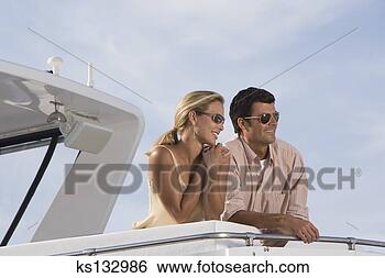 Banco de Imagem - feliz,  par,  
bote. fotosearch 
- busca de fotos, 
imagens e clipart