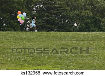 Banco de Imagem - menina,  executando, 
 através,  parque, 
 balões. fotosearch 
- busca de fotos, 
imagens e clipart