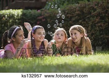 Foto - meninas,  soprando, 
 bolhas. fotosearch 
- busca de fotos, 
imagens e clipart