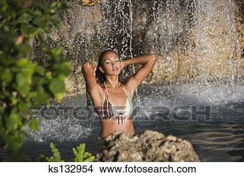Banco de Imagem - mulher,  relaxante, 
 tropicais,  fluxo. 
fotosearch - busca 
de fotos, imagens 
e clipart