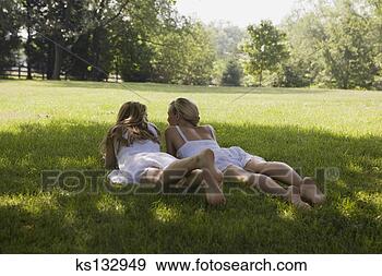 Arquivo Fotográficos - mulheres,  mentindo, 
 capim. fotosearch 
- busca de fotos, 
imagens e clipart