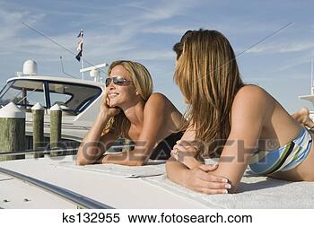 Banco de Imagem - mulheres,  relaxante, 
 bote. fotosearch 
- busca de fotos, 
imagens e clipart