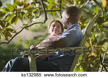 Banco de Imagem - pai,  filha,  
relaxante,  ao 
ar livre,  junto. 
fotosearch - busca 
de fotos, imagens 
e clipart