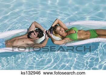 Banco de Imagem - par,  relaxante, 
 natação. fotosearch 
- busca de fotos, 
imagens e clipart