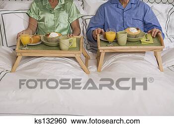 Arquivo de Fotografias - par,  tendo,  
pequeno almoço, 
 cama. fotosearch 
- busca de fotos, 
imagens e clipart