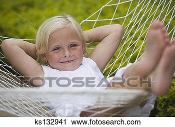 Arquivo de Fotografia - sorrindo,  menina, 
 relaxante,  rede. 
fotosearch - busca 
de fotos, imagens 
e clipart