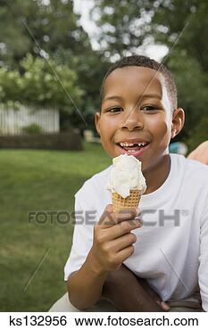 Banco de Imagem - sorrindo,  menino, 
 comer,  gelo, 
 creme,  cone. 
fotosearch - busca 
de fotos, imagens 
e clipart