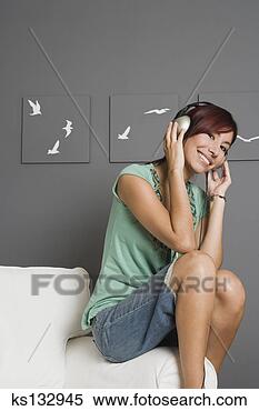 Banco de Imagem - sorrindo,  mulher, 
 escutar,  fones. 
fotosearch - busca 
de fotos, imagens 
e clipart