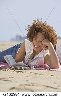 Banco de Imagem - sorrindo,  mulher, 
 leitura,  livro, 
 praia. fotosearch 
- busca de fotos, 
imagens e clipart