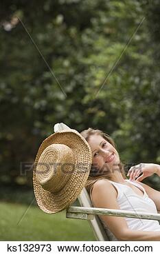 Banco de Imagem - sorrindo,  mulher, 
 relaxante,  ao 
ar livre. fotosearch 
- busca de fotos, 
imagens e clipart
