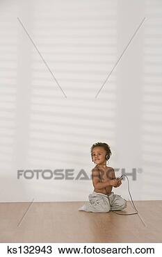 Banco de Imagem - toddler,  escutar, 
 música. fotosearch 
- busca de fotos, 
imagens e clipart