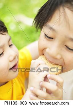 Banco de Imagem - crianças,  alimentação, 
 cada,  outro. 
fotosearch - busca 
de fotos, imagens 
e clipart
