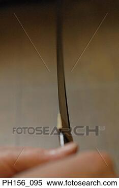 Banco de Imagem - close-up,  blacksmith's, 
 segurando,  espada. 
fotosearch - busca 
de fotos, imagens 
e clipart