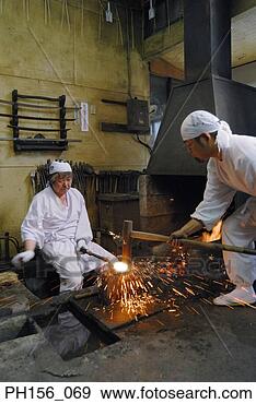 Arquivo Fotográficos - dois,  blacksmiths, 
 trabalhando, 
 oficina. fotosearch 
- busca de fotos, 
imagens e clipart