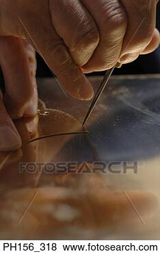 Banco de Imagem - close-up,  pessoa, 
 mãos,  corte, 
 folha,  metal, 
 ferramenta. fotosearch 
- busca de fotos, 
imagens e clipart