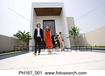 Arquivo de Fotografia - dois,   pares, 
  elegante,   
roupas,   andar, 
  ao ar livre, 
  baixo. fotosearch 
- busca de fotos, 
imagens e clipart