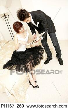 Arquivo Fotográficos - par,  quarto, 
 leitura,  livro. 
fotosearch - busca 
de fotos, imagens 
e clipart