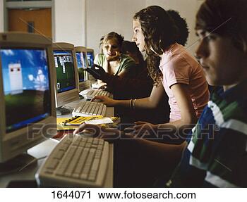Arquivo de Fotografia - secundário,  escola, 
 estudantes,  
tocando,  computador, 
 jogos. fotosearch 
- busca de fotos, 
imagens e clipart