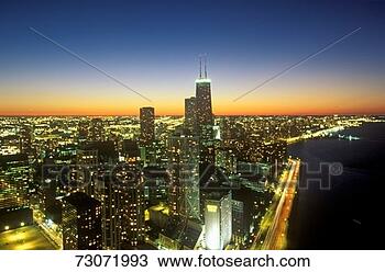 Stock Photo - 'the chicago skyline 
at night, chicago, 
illinois'. fotosearch 
- search stock 
photos, pictures, 
images, and photo 
clipart