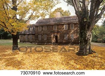 Stock Photography - 'home in historic 
district of lexington, 
ma in autumn'. 
fotosearch - search 
stock photos, 
pictures, images, 
and photo clipart