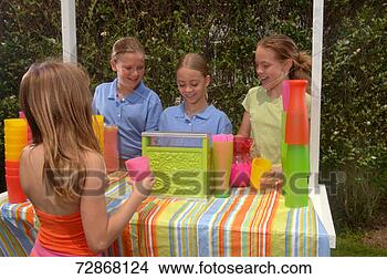 Banco de Imagem - meninas,  vender, 
 limonada,  um, 
 menina,  comprando. 
fotosearch - busca 
de fotos, imagens 
e clipart