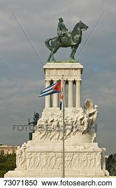Stock Photography - 'monument to maximo 
gomez with cuban 
flag blowing in 
the wind in old. 
fotosearch - search 
stock photos, 
pictures, images, 
and photo clipart