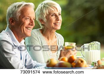 Banco de Imagem - sênior,  par, 
 alimento,  bebida, 
 exterior. fotosearch 
- busca de fotos, 
imagens e clipart