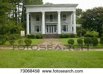 Stock Photo - southern houses 
in disrepair along 
highway 22 in 
central georgia. 
fotosearch - search 
stock photos, 
pictures, images, 
and photo clipart