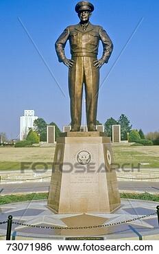 Stock Photo - 'statue of general 
dwight d eisenhower 
abilene, kansas'. 
fotosearch - search 
stock photos, 
pictures, images, 
and photo clipart