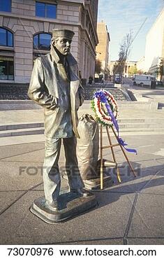 Stock Photo - 'statue of us 
sailor with memorial 
wreath, washington, 
dc'. fotosearch 
- search stock 
photos, pictures, 
images, and photo 
clipart